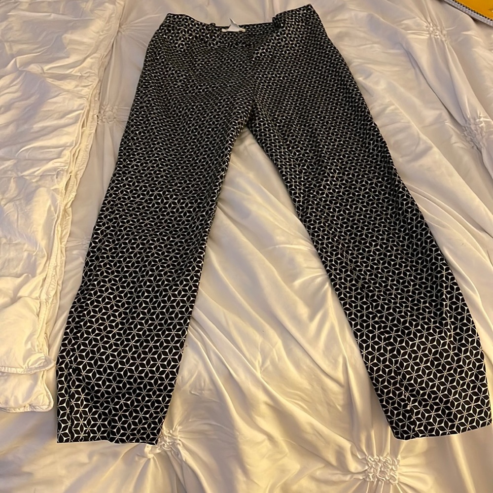 H&M side zipper pant for 5’3,5,4” petite. Gently worn. Size 4. Split leg cuff.
